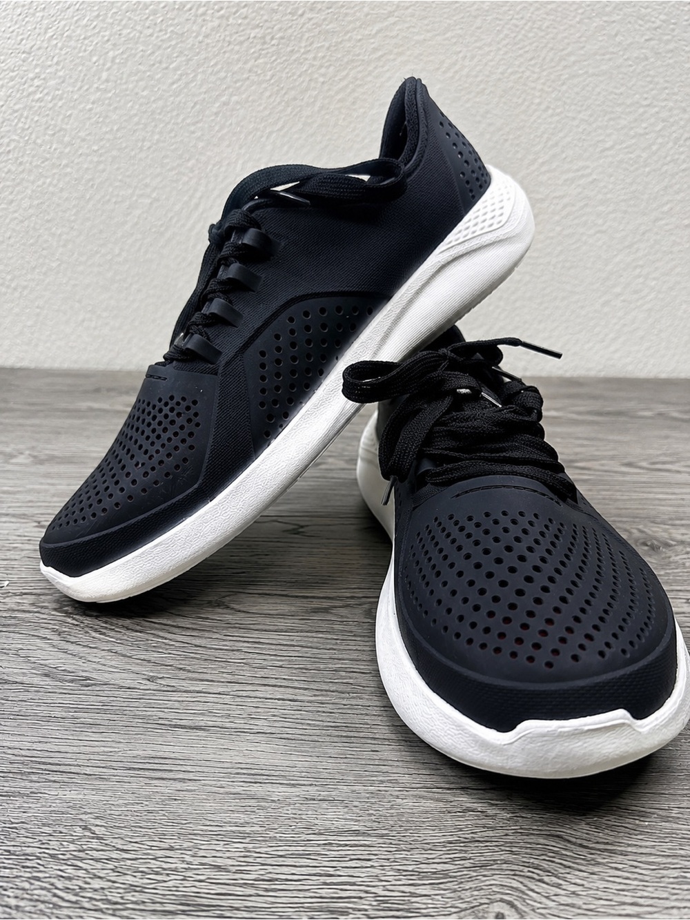 Crocs LiteRide Pacer Sneakers Black White Lightweight Comfort Shoes Women’s Sz 9 - Picture 2 of 10